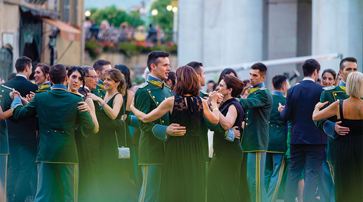 Il valzer degli Allievi Ufficiali in Piazza Vecchia