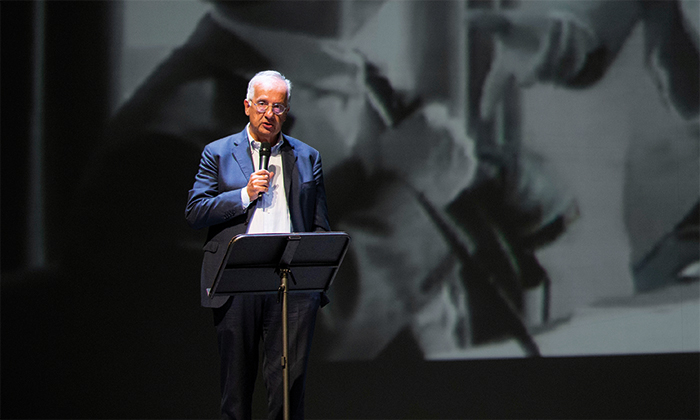 «Racconto il mondo a colori degli anni ‘60 oggi, con Trump, a trionfare il nero»